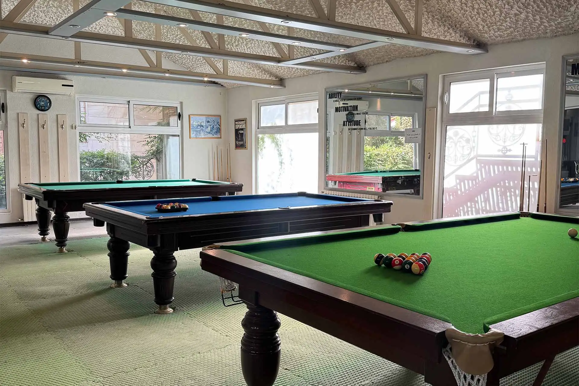 سالن بیلیارد دهکده