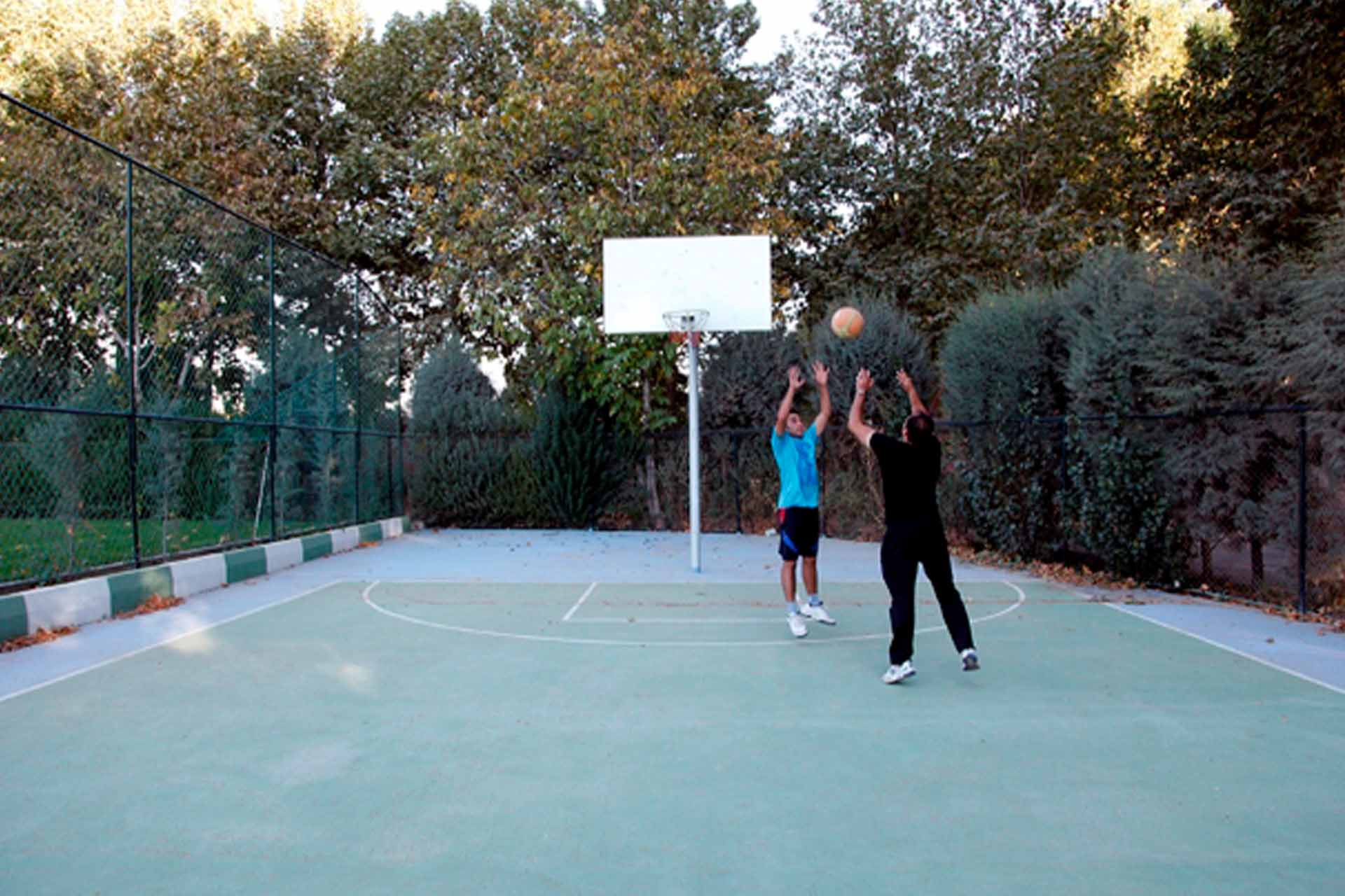 زمین بسکتبال قدیمی دهکده